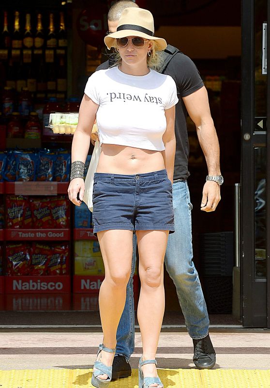 Britney Spears - Grocery Shopping at Vons in Westlake Village - September 2015