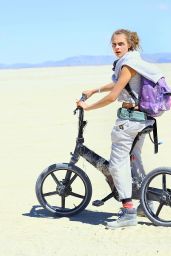 Cara Delevingne - 2015 Burning Man Festival in Black Rock City, Nevada