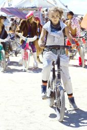 Cara Delevingne - 2015 Burning Man Festival in Black Rock City, Nevada