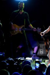 Carrie Underwood Performing a Surprise Pop-Up Concert in Atlanta, September 2015