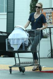 Charlize Theron Shopping at Bristol Farms in Los Angeles, September 2015