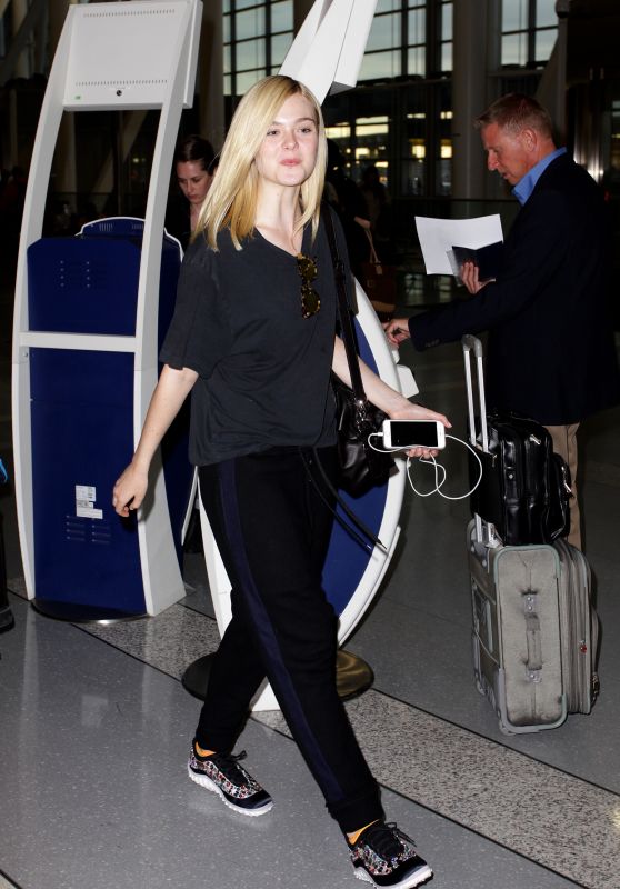 Elle Fanning Airport Style - Pearson International Airport in Toronto, September 2015