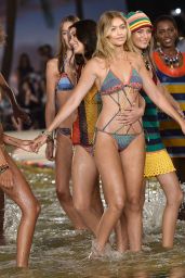 Gigi Hadid - Tommy Hilfiger S/S 2016 Show NY Fashion Week