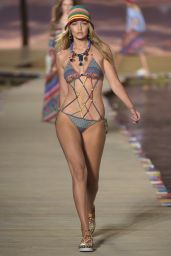 Gigi Hadid - Tommy Hilfiger S/S 2016 Show NY Fashion Week