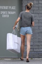 Gisele Bundchen Booty in Shorts - TB12 Sports Therapy Center in Foxborough