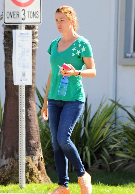 Jennifer Garner - Running Errands in Santa Monica, September 2015