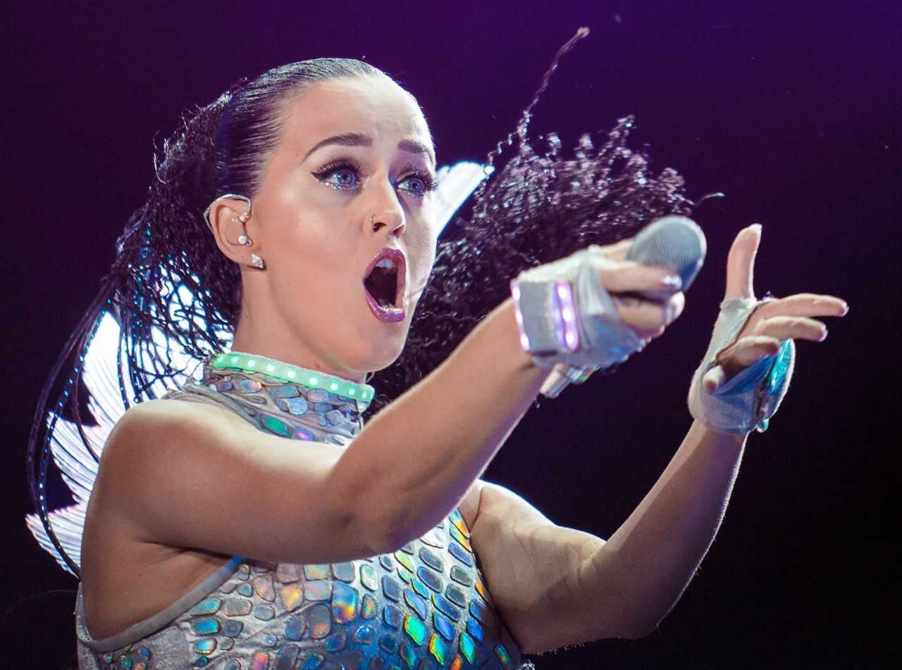 Rio музыка. Кэти Перри 2015. Katy Perry Live Rock in Rio 2015. Фото Кэти Перри с микрофоном.