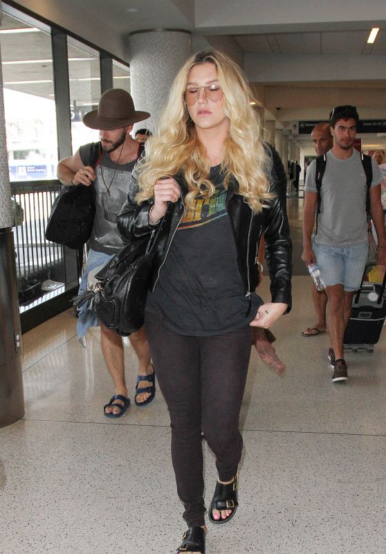 Kesha at LAX Airport, September 2015