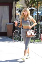 Kylie Jenner Booty in Spandex Grabbing a Smoothie in Los Angeles