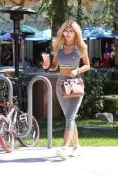 Kylie Jenner Booty in Spandex Grabbing a Smoothie in Los Angeles