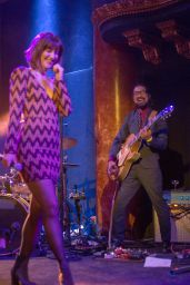 Mary Elizabeth Winstead - Performing With Her Band 