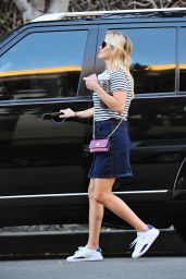 Reese Witherspoon Casual Style - Out in Santa Monica, September 2015
