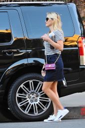 Reese Witherspoon Casual Style - Out in Santa Monica, September 2015