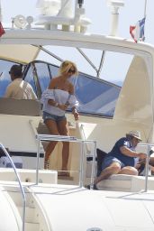 Victoria Silvstedt - Heads Out on a Boat Trip in St. Tropez, September 2015