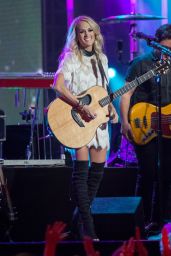 Carrie Underwood Performs on 