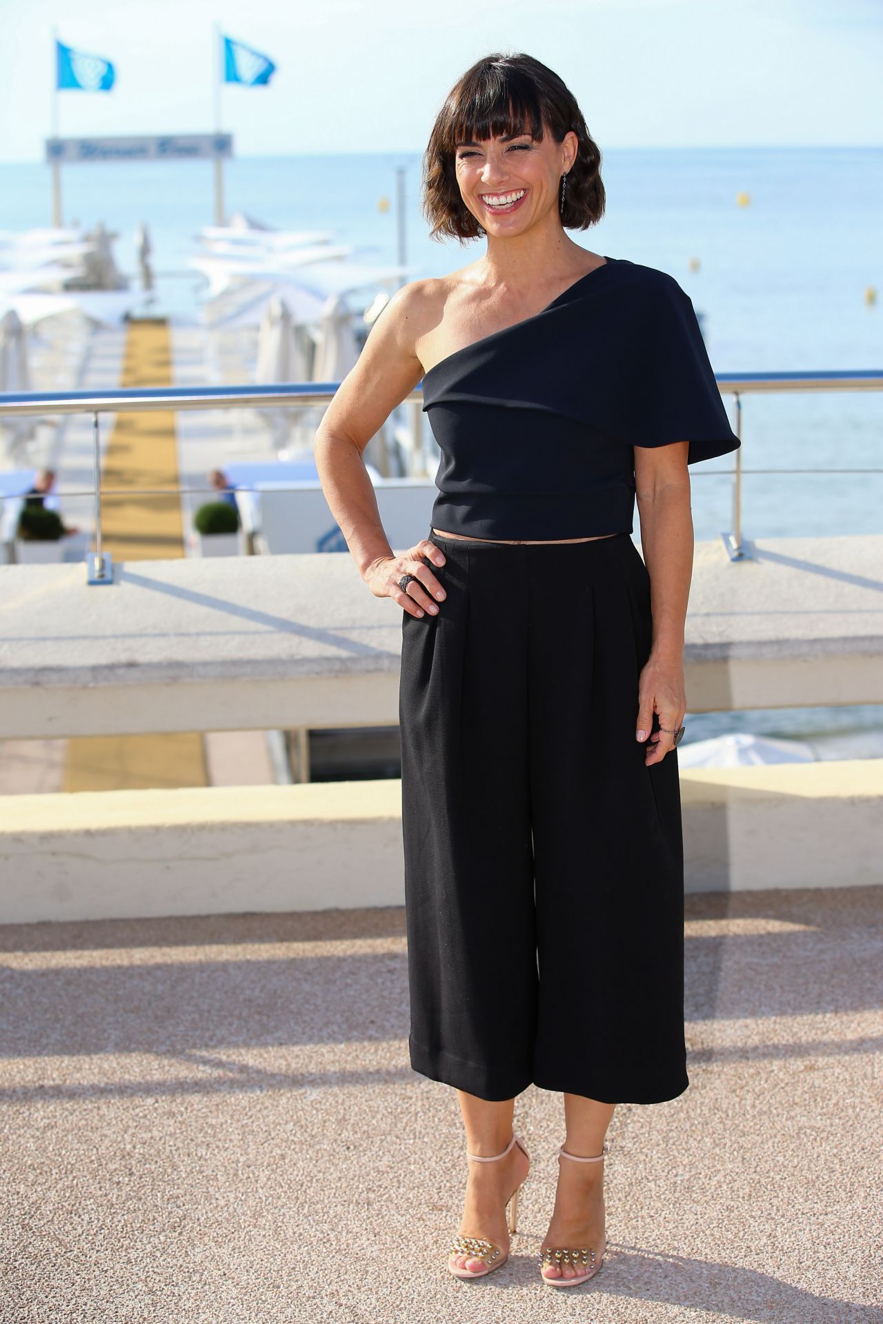 constance-zimmer-unreal-photocall-in-cannes_6.