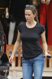 Jennifer Garner Booty in Jeans - Out in Brentwood, October 2015