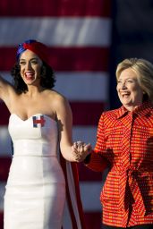 Katy Perry - Performs During a Rally for Hillary Clinton in Des Moines, October 2015