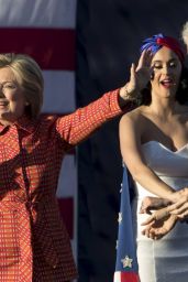 Katy Perry - Performs During a Rally for Hillary Clinton in Des Moines, October 2015