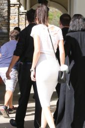 Kendall Jenner - Arriving at Kim Kardashian