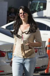 Lana Del Rey Street Style - Stops for Afternoon Coffee in Los Angeles, October 2015