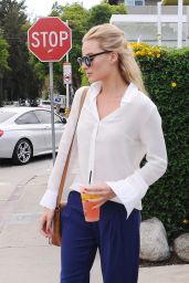 Margot Robbie - Outside Lemonade in West Hollywood, October 2015