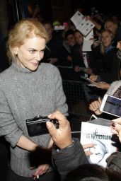 Nicole Kidman - Signing Autographs After Performing at the Noel Coward Theatre, October 2015