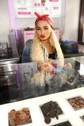 Pia Mia Perez - Archies Fast Food & Shakes in Manchester, October 2015