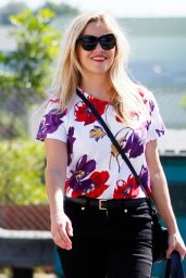Reese Witherspoon Street Style - Out in LA, October 2015