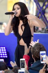 Selena Gomez Performs at 