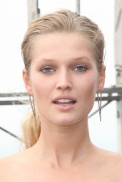Toni Garrn - The Empire State Building in New York - October 2015