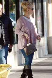 Britney Spears - Shoppig for a New Pair of Sunglasses at Advanced Optometrics in Westlake Village