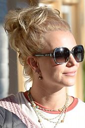 Britney Spears - Shoppig for a New Pair of Sunglasses at Advanced Optometrics in Westlake Village