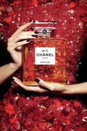 Gisele Bundchen - Photoshoot for Chanel No. 5 Fragrance Christmas 2015 