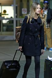 Halston Sage Airport Style - Airport in Vancouver, November 2015