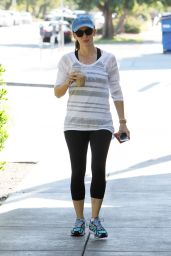 Jennifer Garner - Enjoying her Coffee After Gym in Los Angeles, November 2015