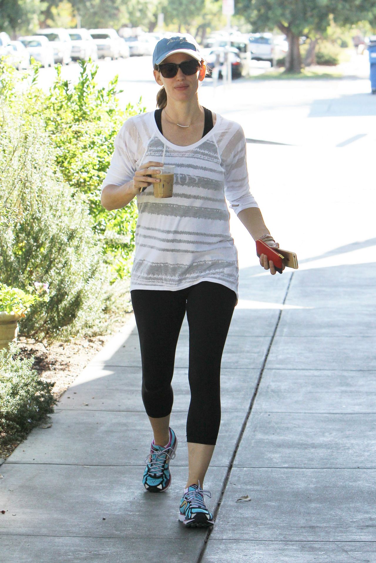 Jennifer Garner - Enjoying her Coffee After Gym in Los Angeles ...