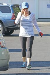 Jennifer Garner - Enjoying her Coffee After Gym in Los Angeles, November 2015