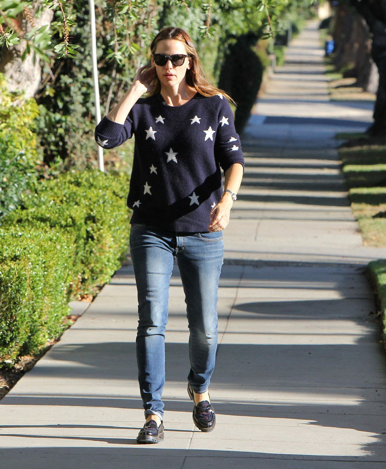 Jennifer Garner Wearing a StarrySWweater - Los Angeles, November 2015 ...