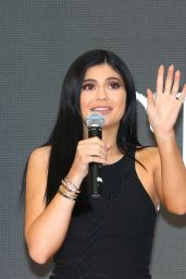 Kendall and Kylie Jenner - Launch of Kendall+Kylie at Forever New in Melbourne, November 2015