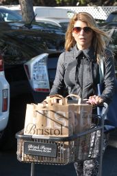 Lori Loughlin - Shopping at Bristol Farms in Beverly Hills, November 2015