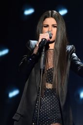 Selena Gomez Performs at 2015 American Music Awards in Los Angeles