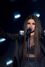 Selena Gomez Performs at 2015 American Music Awards in Los Angeles