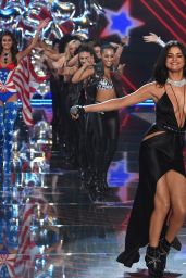 Selena Gomez - Performs at Victoria