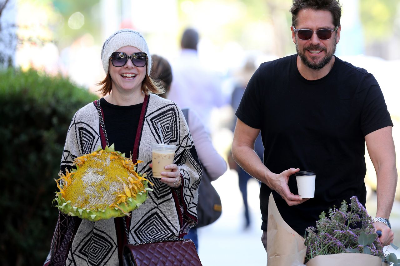 Alyson Hannigan Picks Up A Oversized Decorative Sunflower At Her Local Santa Monica Farmers
