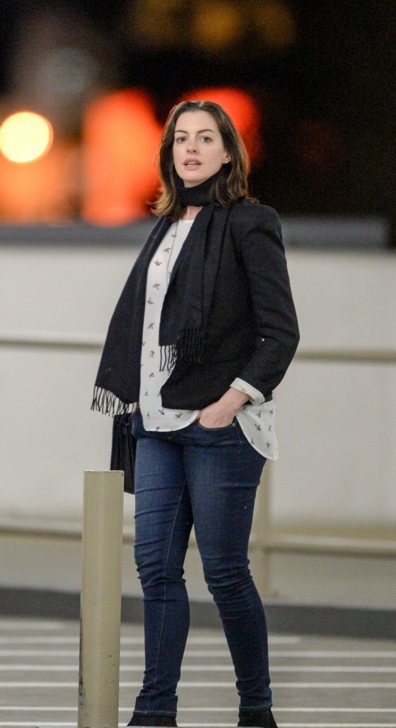 anne-hathaway-shows-off-her-baby-bump-out-to-dinner-with-adam-shulman-in-century-city-december-2015_8