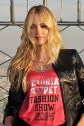 candice-swanepoel-visiting-the-empire-state-building-in-new-york-city-december-2015_30