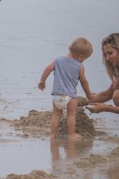 Elsa Pataky and Chris Hemsworth Take Their Kids to the Beach, December 2015