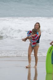 Elsa Pataky and Chris Hemsworth Take Their Kids to the Beach, December 2015