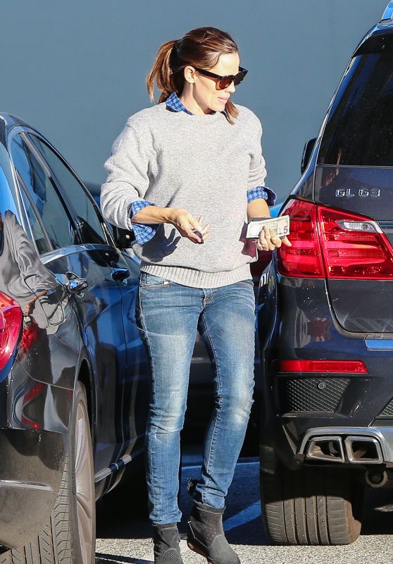 Jennifer Garner in Jeans - Out in Santa Monica, December 2015